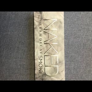 URBAN DECAY SMOKY EYESHADOW PALLET